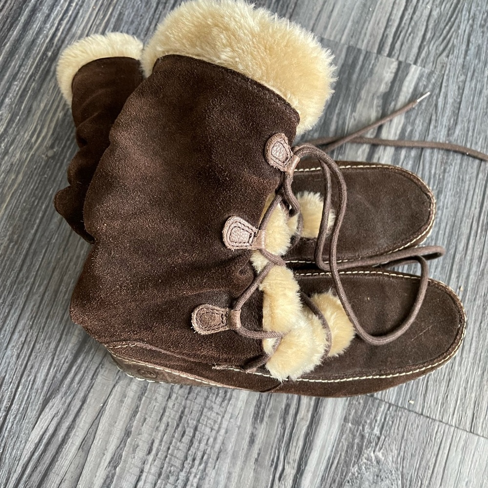 Women boots only worn twice… So warm and winter is right around the corner…